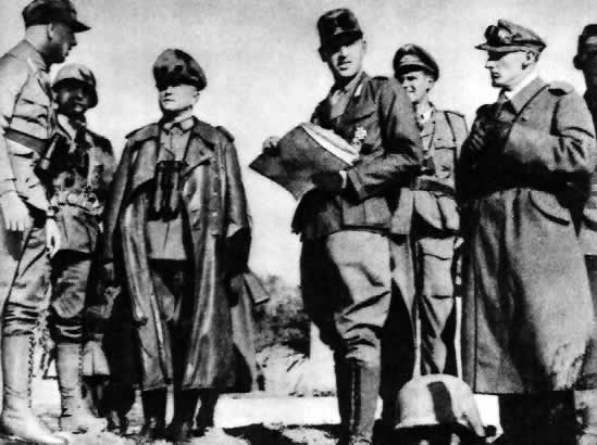 Э. Роммель (третий слева) со своим штабом. Тунис, 1943 г.