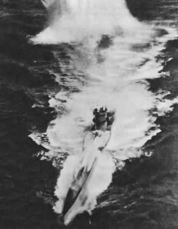 Германская подводная лодка атакована английскими самолетами, 1943г.