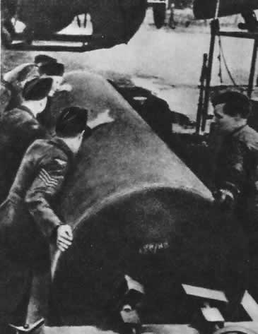 Одна из первых английских 8-тонных супербомб, сброшенных 28 ноября 1942 г. на Турин