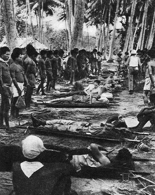 Жители островов Тихого океана переносят раненых американских солдат. Февраль 1943г.