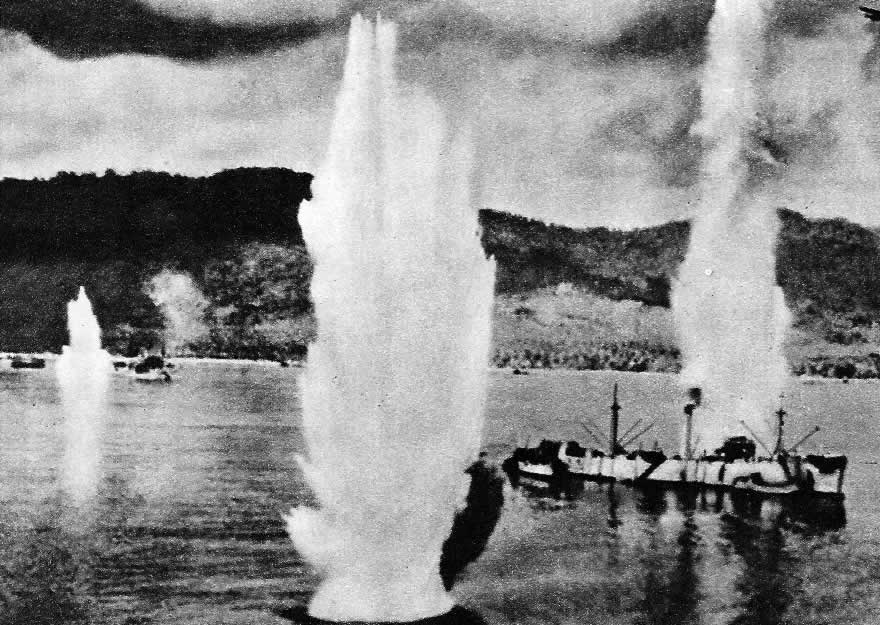 Американская авиация бомбит японские корабли у берегов Новой Гвинеи Зима 1942/43 г.
