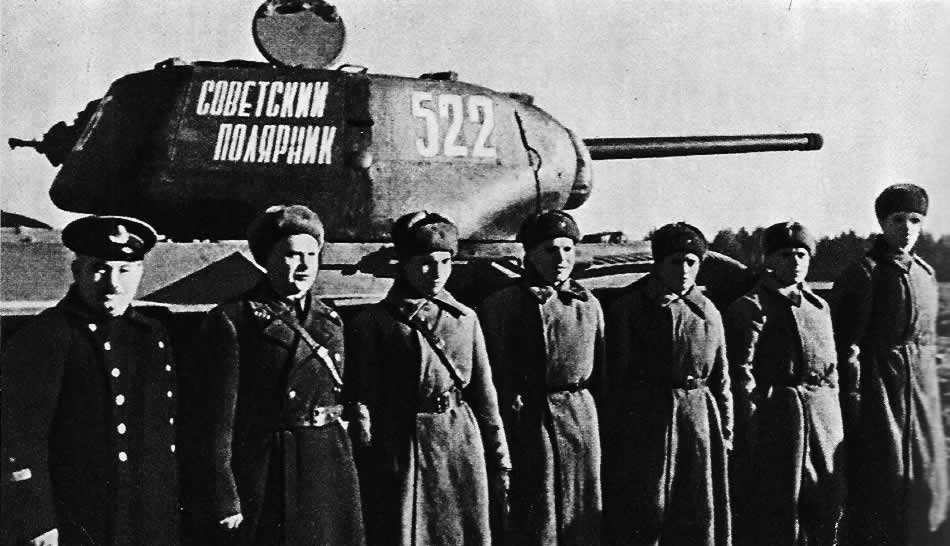 Начальник Главсевморпути И. Д. Папанин (первый слева) с группой воинов у танка «Советский полярник». 1942 г.