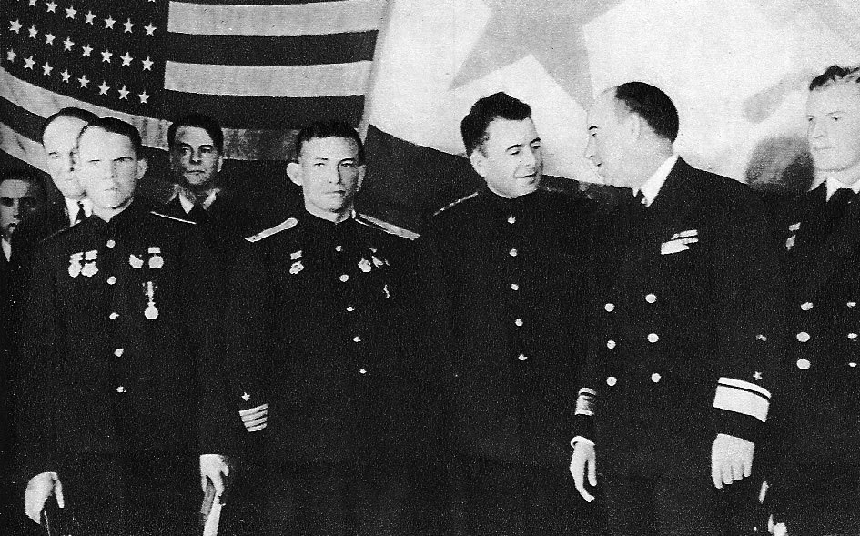 Группа советских офицеров-моряков после вручения им американских наград. 1943 г.