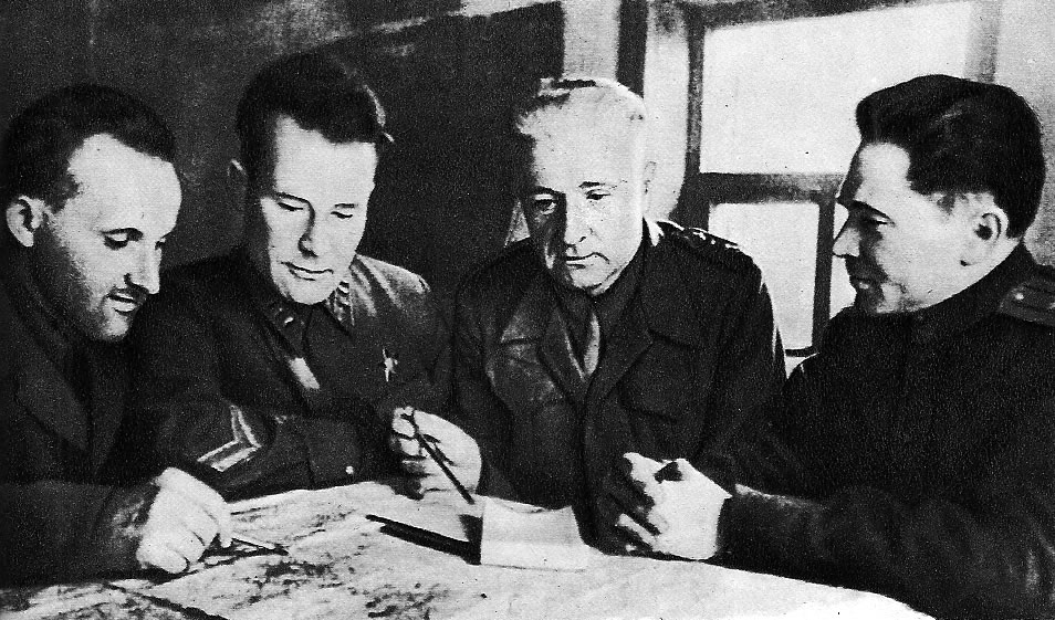 В штабе 1-го отдельного чехосло­вацкого батальона перед боем. Сле­ва направо: Б. Ломский, К. Загоскин, Л. Свобода, П. Камбулов. Артюховка, март 1943 г.