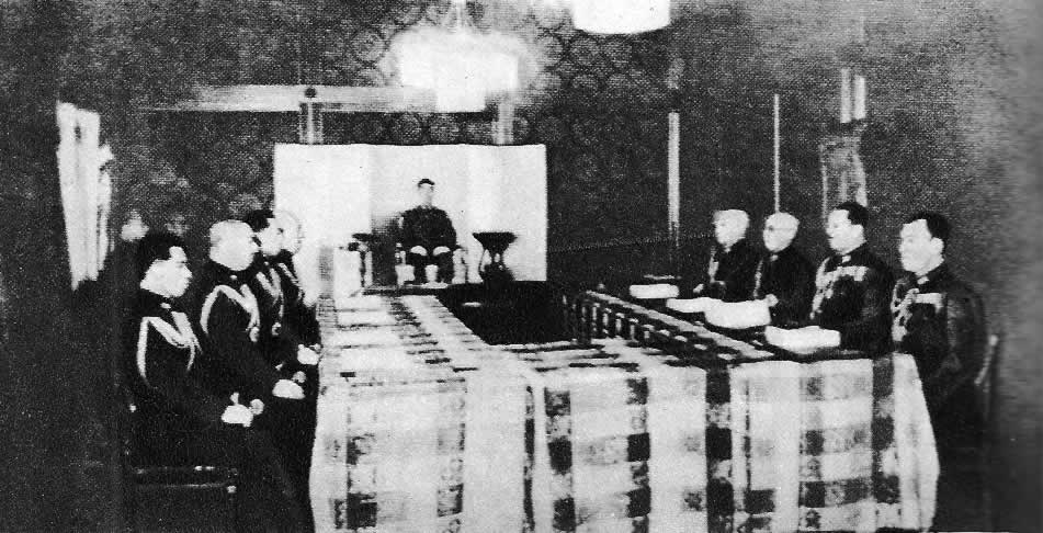 Здесь принимались решения на дальнейшее ведение войны Японией. На снимке: заседание ставки во главе с императором. Токио, 20 марта 1943 г.