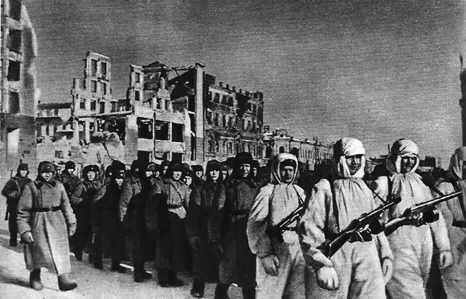 Советские воины на улицах освобожденного города. 4 февраля 1943 г.