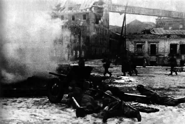 Уличный бой в городе. Ростов-на-Дону, февраль 1943 г.