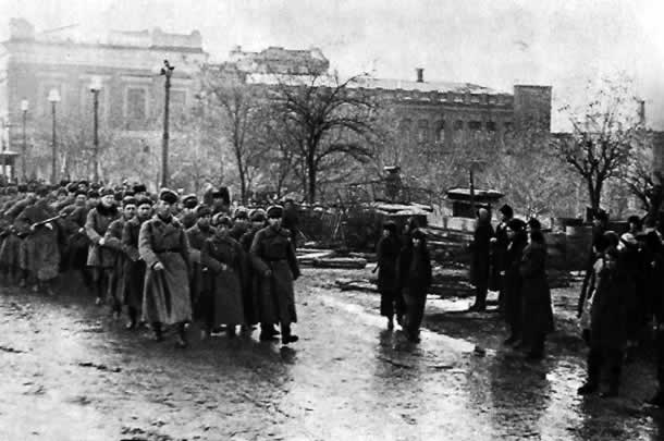 Советские войска вступают в город Ворошиловград. Юго-Западный фронт, февраль
