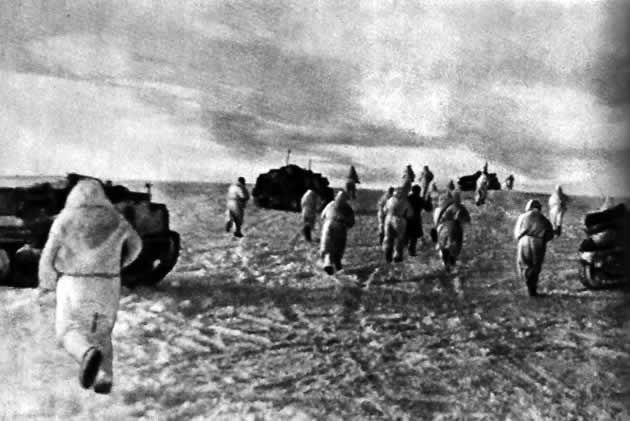 Атакуют воины гвардейского танкового корпуса. 4 февраля 1943 г.