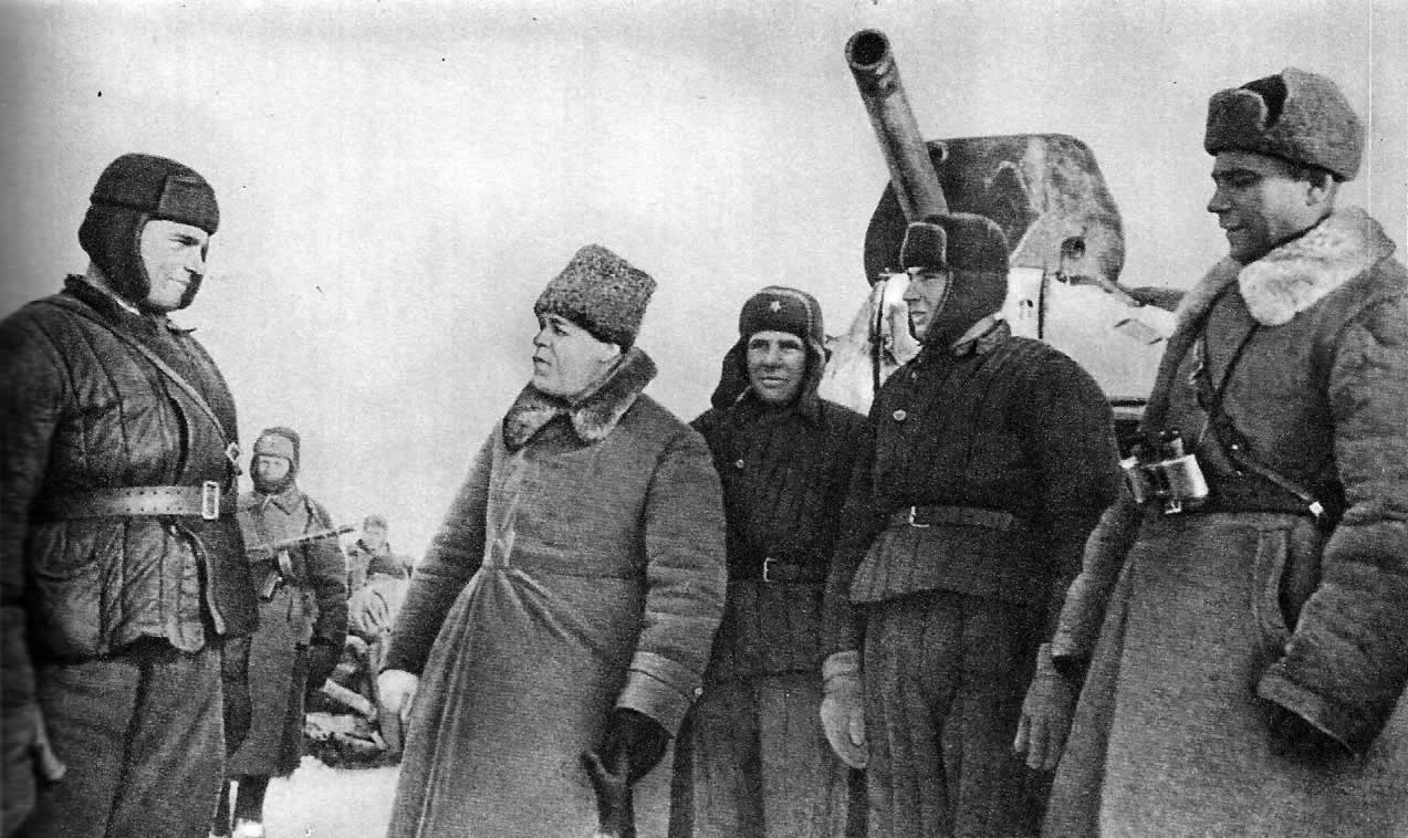 Командующий 3-й гвардейской танковой армией П. С. Рыбалко беседует с танкистом, представленным к званию Героя Советского Союза. Верхний Дон, февраль 1943 г.