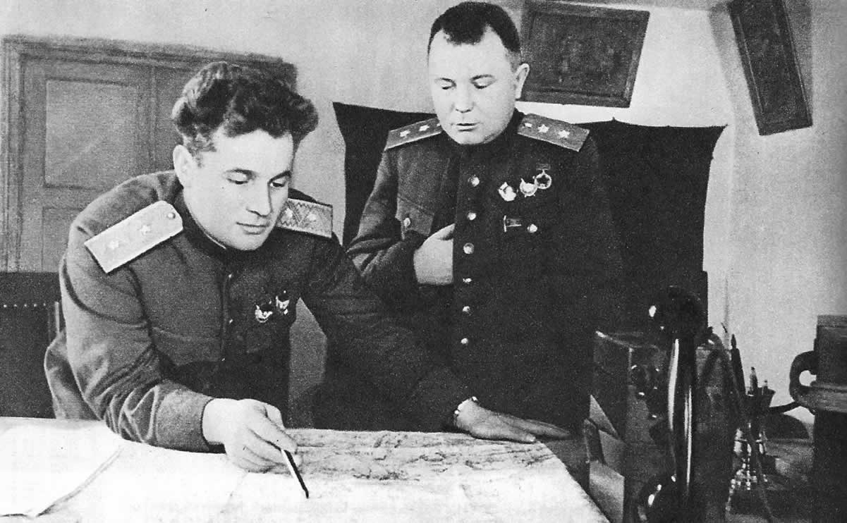 Командующий 60-й армией И. Д. Черняховский (слева) и член Военного совета армии А. И. Запорожец. Март 1943 г.