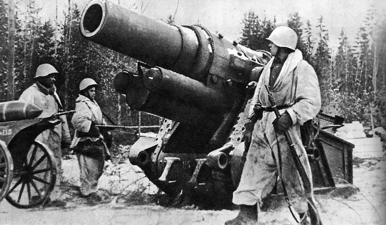 Тяжелое осадное орудие противника захвачено советскими воинами. Район Ленинграда, январь 1943 г.