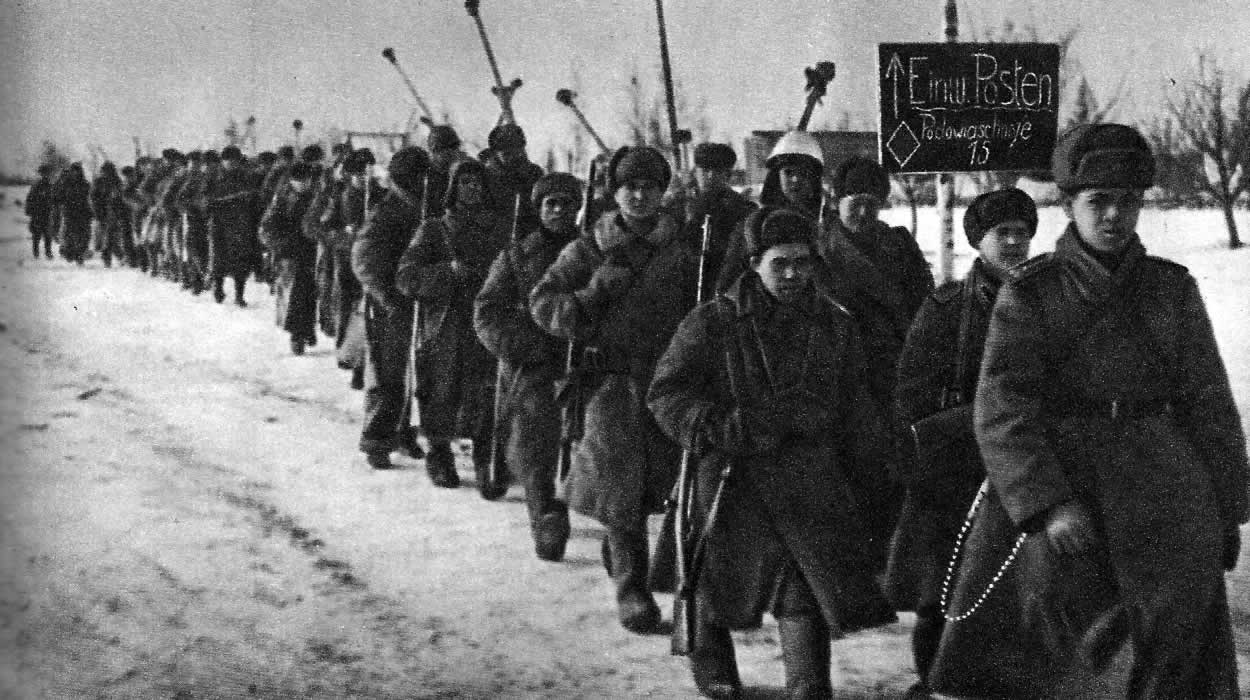 Пехотинцы-бронебойщики на марше. Западный фронт, март 1943г.