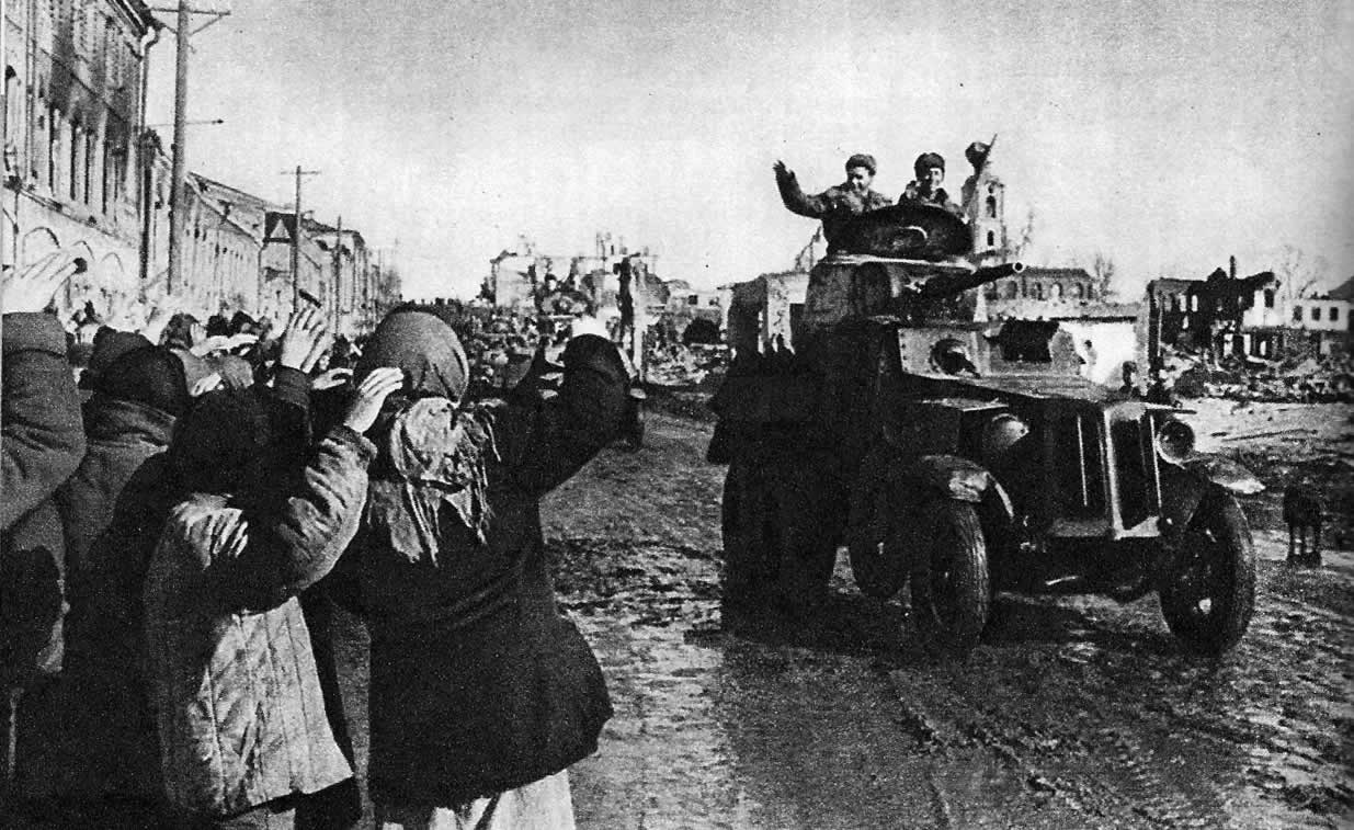 Жители Вязьмы приветствуют своих освободителей. Март 1943г.