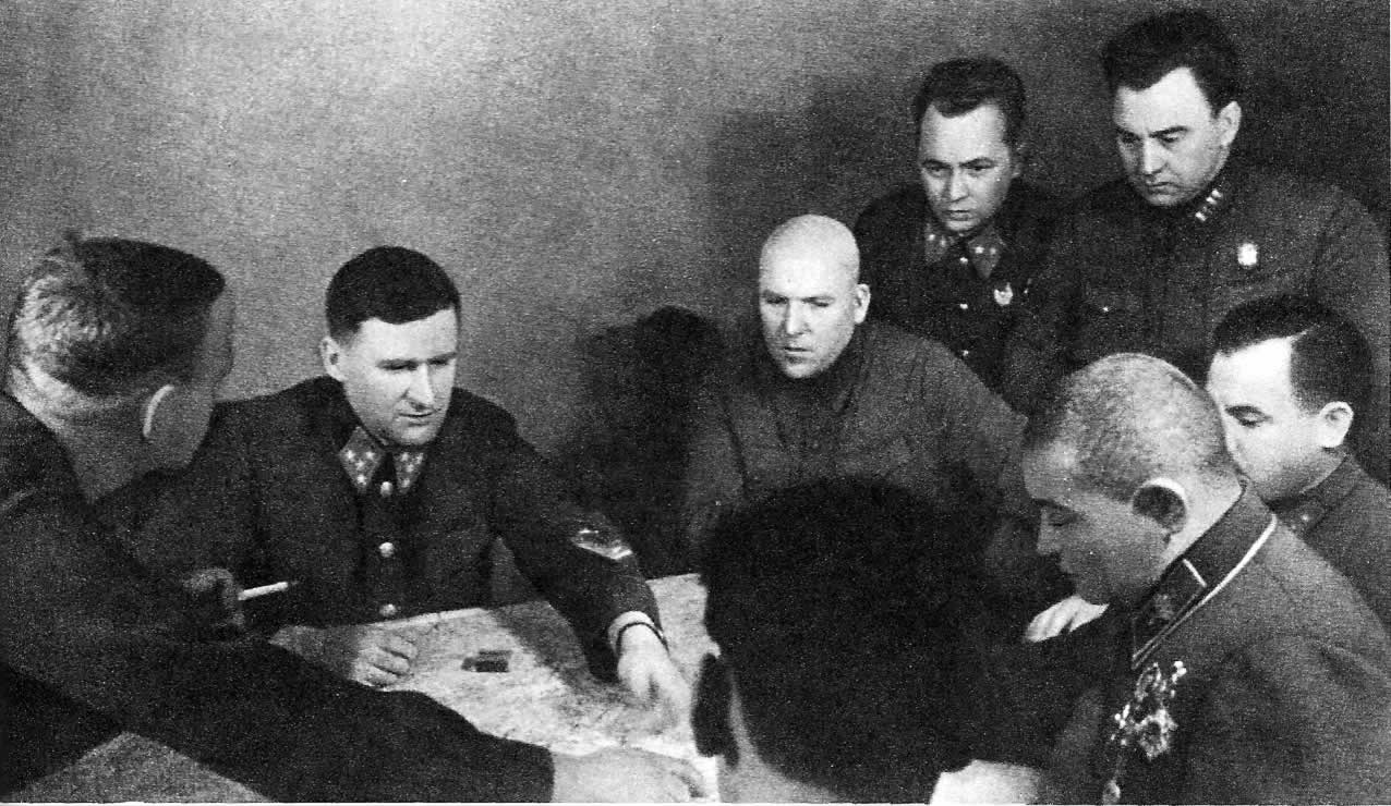 В штабе Западного фронта. Второй слева - командующий фронтом В.Д.Соколовский, справа (на переднем плане) - маршал Х.Чойбалсан. Январь 1943г. 