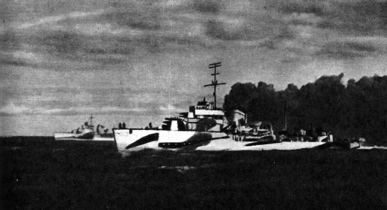 Советские корабли ставят дымовую завесу для прикрытия транспортов союзников. Баренцево море, 1942 г.