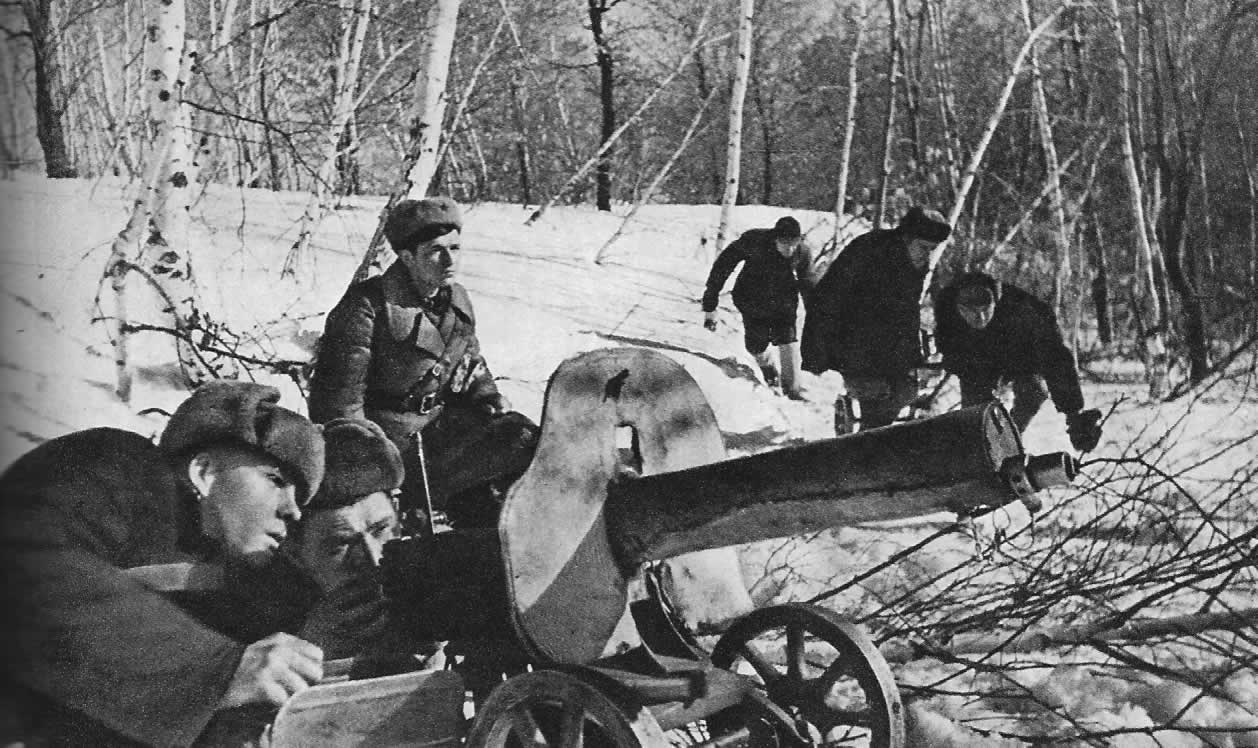 Партизаны во взаимодействии с частями Советской Армии ведут бой на путях отхода врага. Курская область, 1943г. 