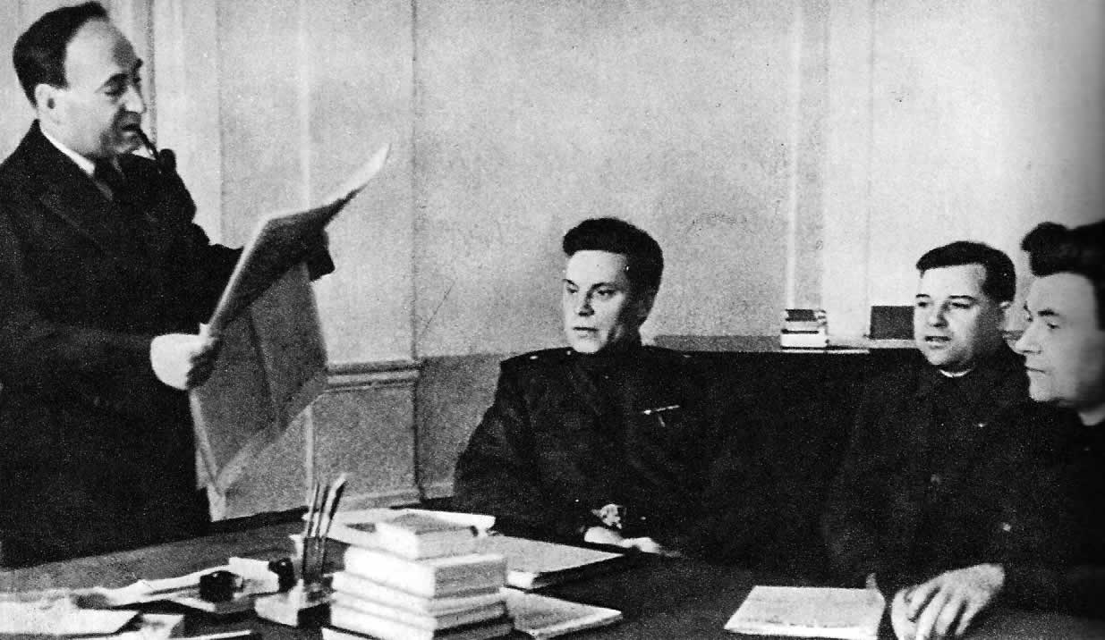 В Центральном штабе партизанского движения. Слева — начальник штаба П. К. Пономаренко. 1943 г.