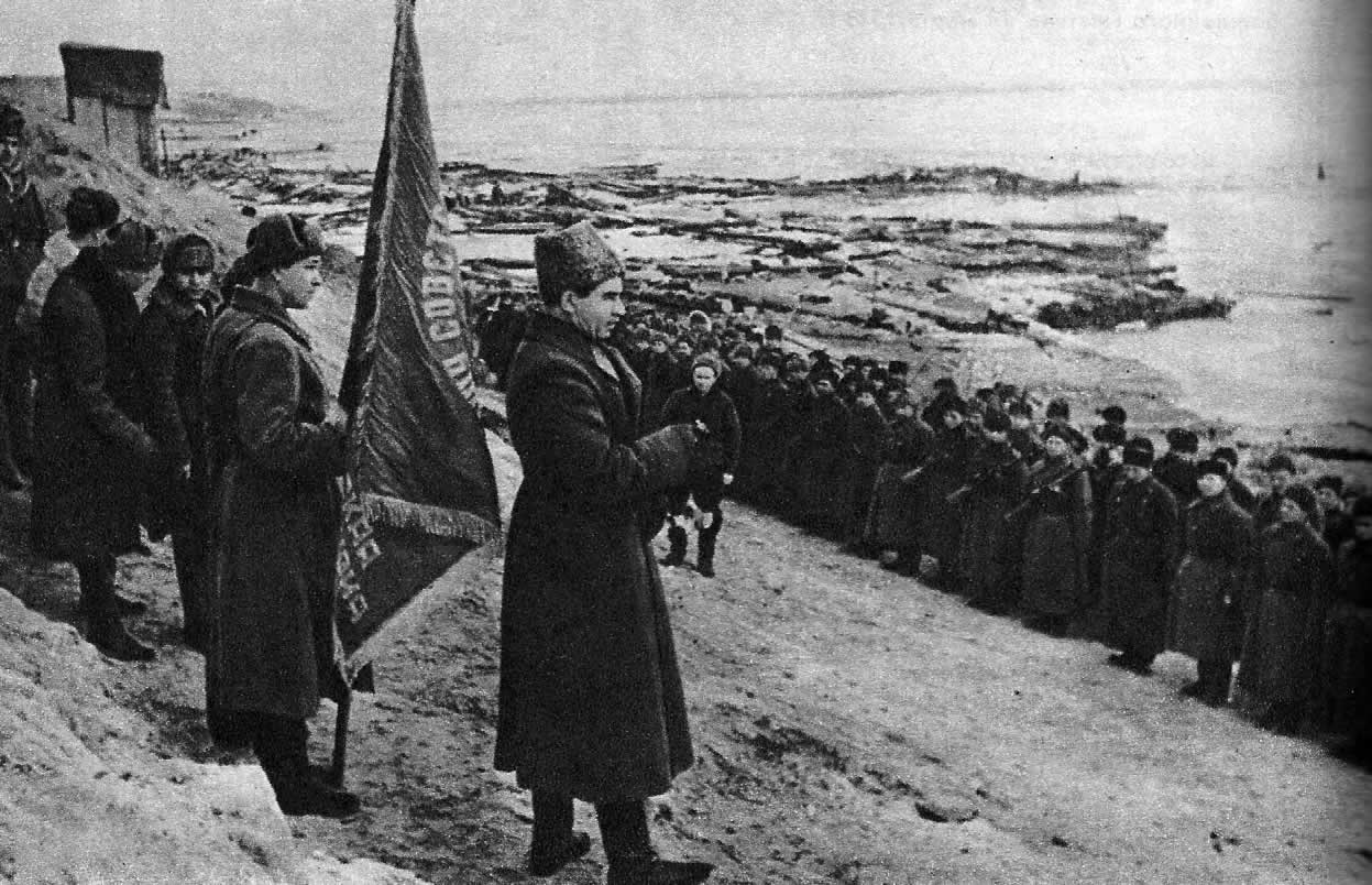 Командующий 62-й армией В. И. Чуйков вручает гвардейское Знамя 39-й стрелковой дивизии. Сталинград, 3 января 1943 г.
