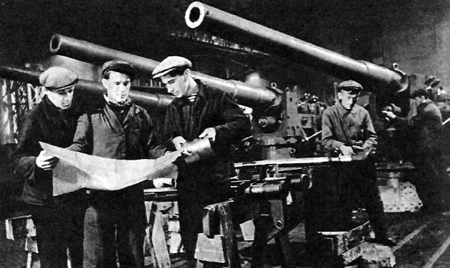 В тяжелых условиях блокады, под непрерывными обстрелами и бомбардировками работали ленинградцы. Сборка орудий. Февраль 1942 г.