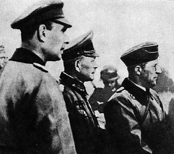 Гитлеровский генерал Г. Гудериан {в центре) на наблюдательном пункте. Июнь 1941 г.