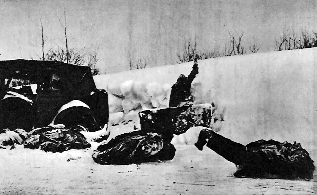Осадная машина и фашистские офицеры, уничтоженные партизанами, Смоленская область, 1942 г.