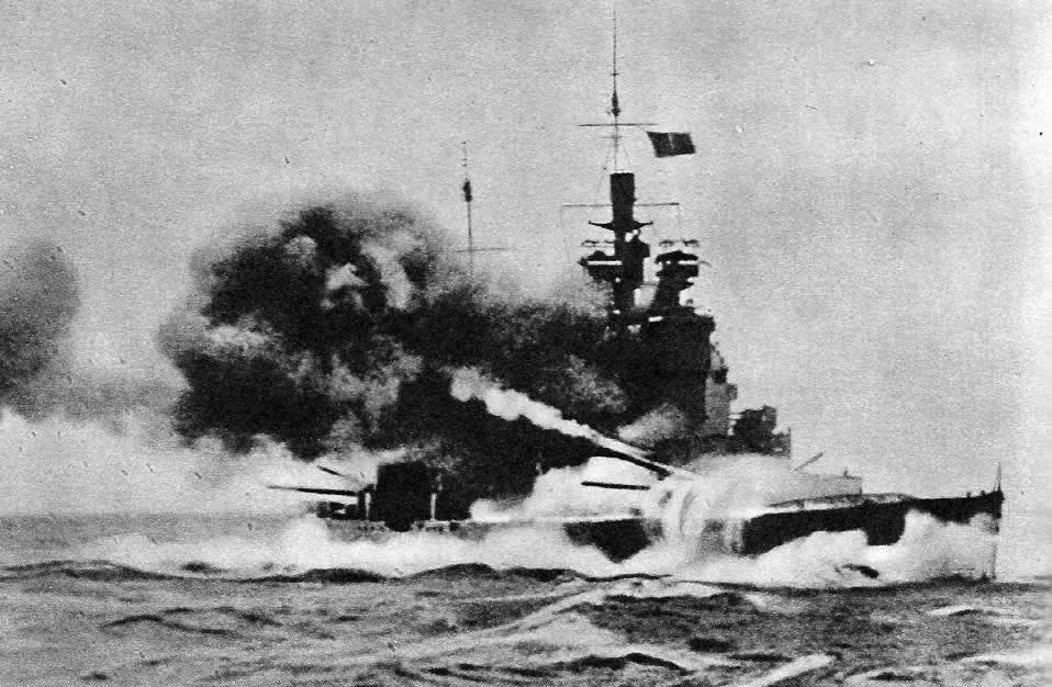 Английский крейсер «Йорк» в бою. 1941 г.