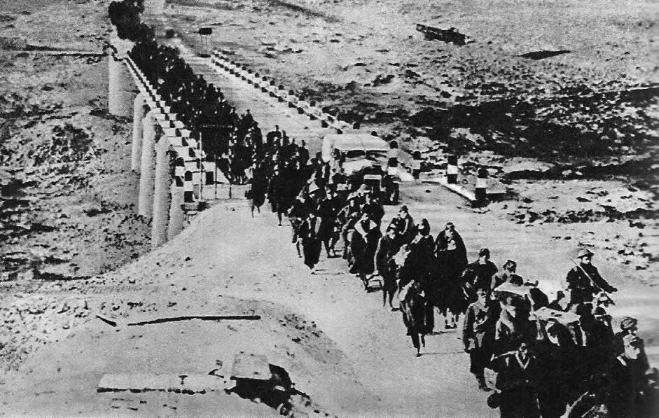 Итальянские военнопленные, захваченные англичанами. Северная Африка, 1941 г.