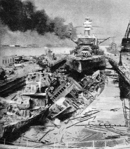 Американские корабли после налета японской авиации на Пёрл-Харбор. Декабрь 1941 г.