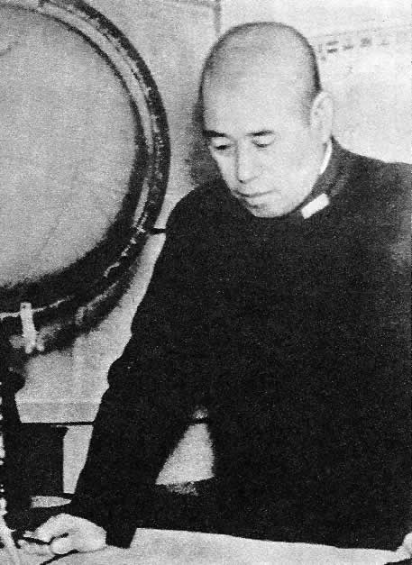 Военные деятели милитаристской Японии Исороку Ямамото (слева) и Осами Нагано. 1941 г.