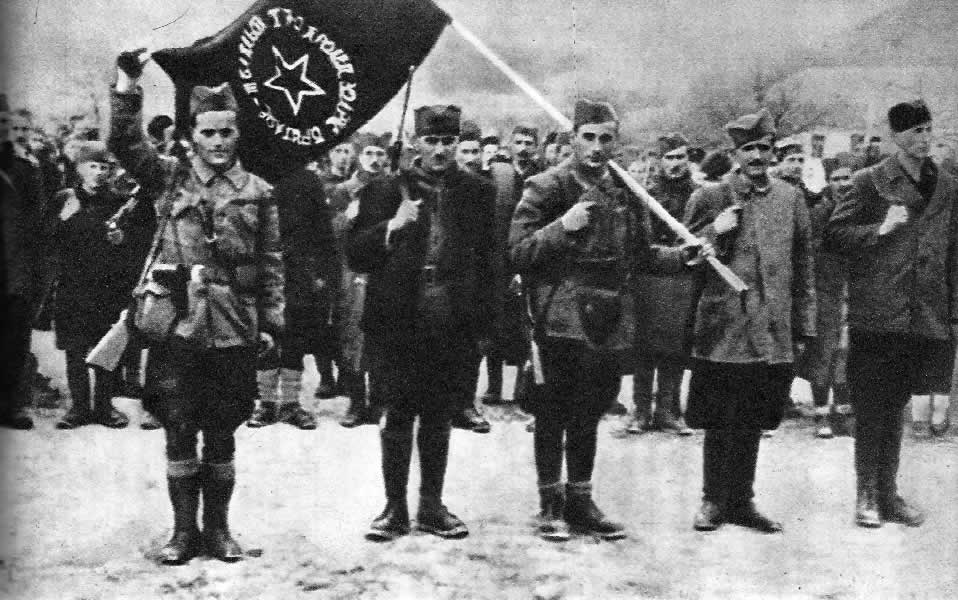 Вручение Знамени батальону 1-й Пролетарской бригады. Югославия, город Фоча 1942 г.
