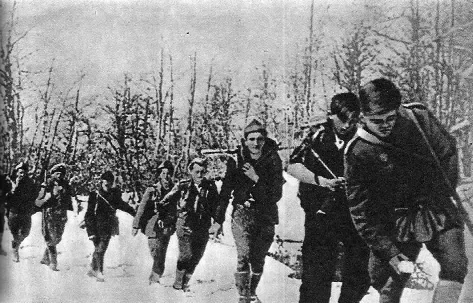 Албанские партизаны на переходе. Зима 1941/42 г.