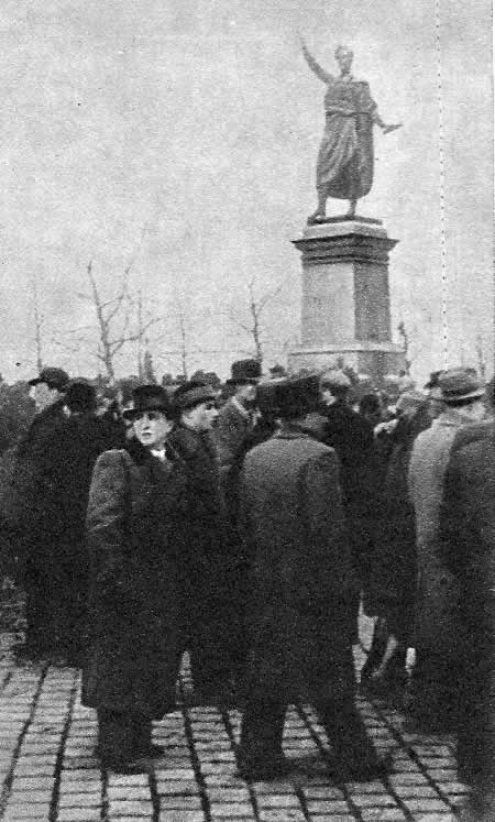 Антивоенная демонстрация у памятника Ш. Петефи в Будапеште. 15 марта 1942 г.