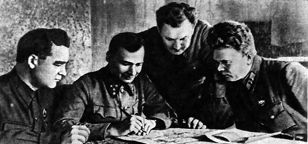 Командование Юго-Западного фронта. Слева направо: М. А. Бурмистенко, М. П. Кирпонос, А. И. Кириченко, Е. П, Рыков. 1941 г.