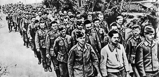 Колонна фашистских солдат и офицеров, взятых в плен под Смоленском. 1941