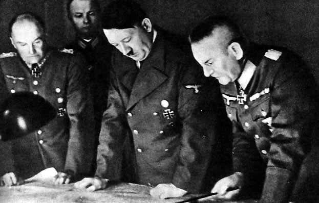 Обсуждение в гитлеровской ставке хода военных действий на советско-германском фронте. Слева направо: В. Браухич, А. Гитлер, Ф. Гальдер. 1941 г.