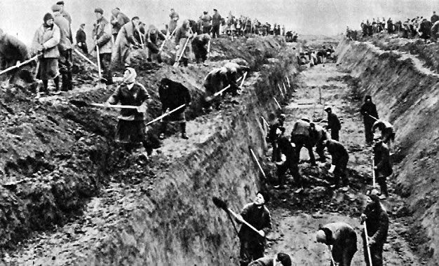 Десятки тысяч москвичей и жителей Подмосковья участвовали в строительстве оборонительных рубежей на подступах к столице. Осень 1941 г.