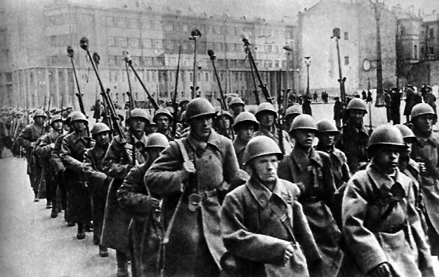 Батальоны, сформированные из москвичей, отправляются на фронт. Осень 1941 г.