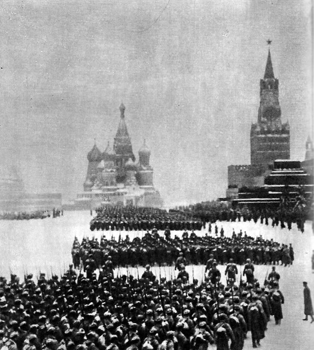 Военный парад в Москве 7 ноября 1941г. С Красной площади советские воины уходили на фронт