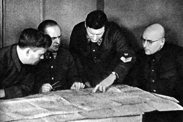 В штабе Западного фронта. Слева направо: Н.А.Булганин, Г.К.Жуков, В.Д.Соколовский,И.С.Хохлов