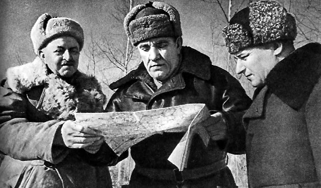 Командующий 49-й армией И. Г. Захаркин (в центре) на наблюдательном пункте. 1941 г.