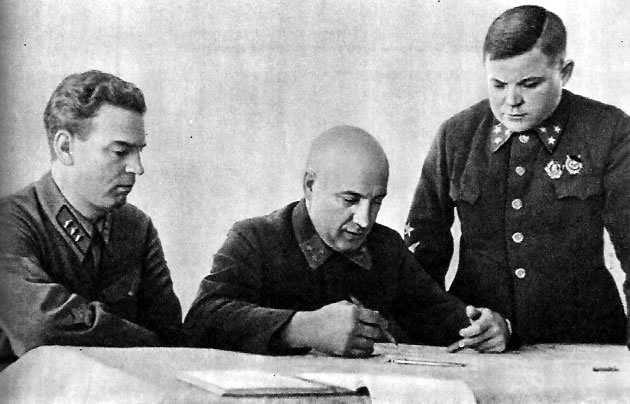 Командование Северо-Западного фронта. Слева направо: В. Н. Богаткин, П. А. Курочкин, Н. Ф. Ватутин. 1942 г.