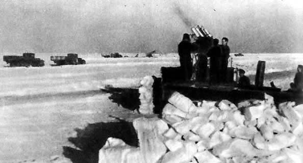 Дорога жизни. Отражение воздушного налета на Ладоге. 1942 г.