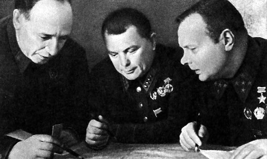 В штабе Волховского фронта. Справа налево: К. А. Мерецков, А. И. Запорожец, Г. Д. Стельмах. 1942 г.