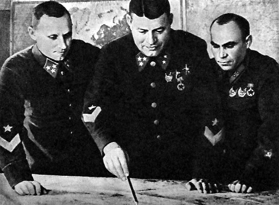 В штабе Юго-Западного фронта. Справа налево: П.И.Бородин, Ф.Я.Костенко, К.А.Гуров