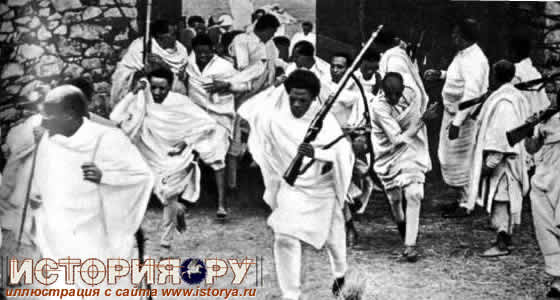 Добровольцы Эфиопии получают оружие перед отправкой на фронт, 1935
