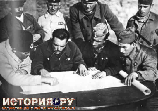 Командиры частей республиканских войск на одном из секторов мадридского фронта обсуждают план операции. 1936 г.