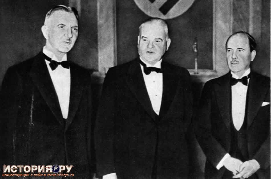 Бывший президент США Гувер (в центре) и посол США в Германии Вильсон (справа) обещают Шахту финансово-экономическую поддержку Германии