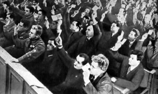 Делегаты VIII Чрезвычайного съезда Советов голосуют за принятие конституции СССР, Москва, декабрь 1936г