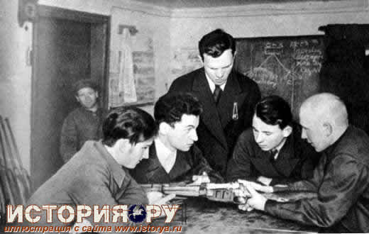Допризывники изучают винтовку. 1938 г